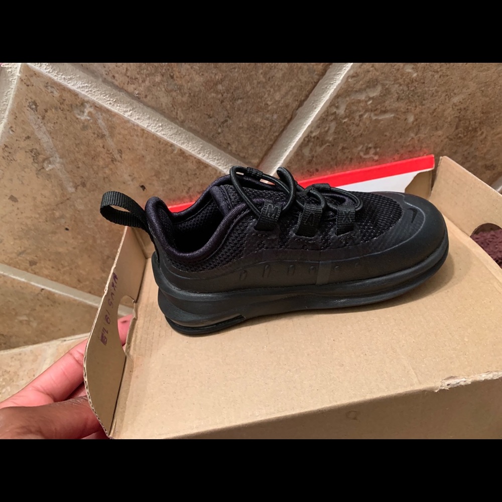 Nike Axis